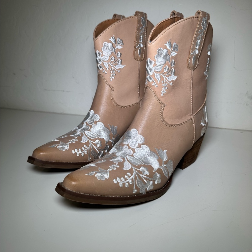 Dingo Women's Tan and Silver Embroidered Boots